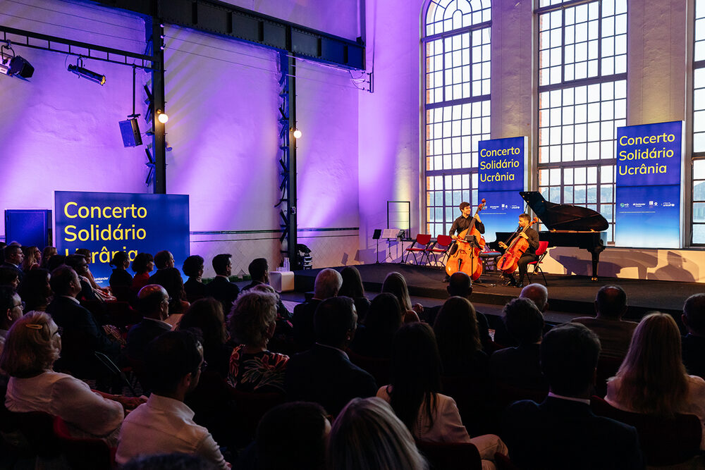 Inês Oom de Sousa, presidente da Fundação Santander Portugal, e o diretor-geral da Orquestra Sem Fronteiras (OSF), o maestro Martim Sousa Tavares, acabam de
