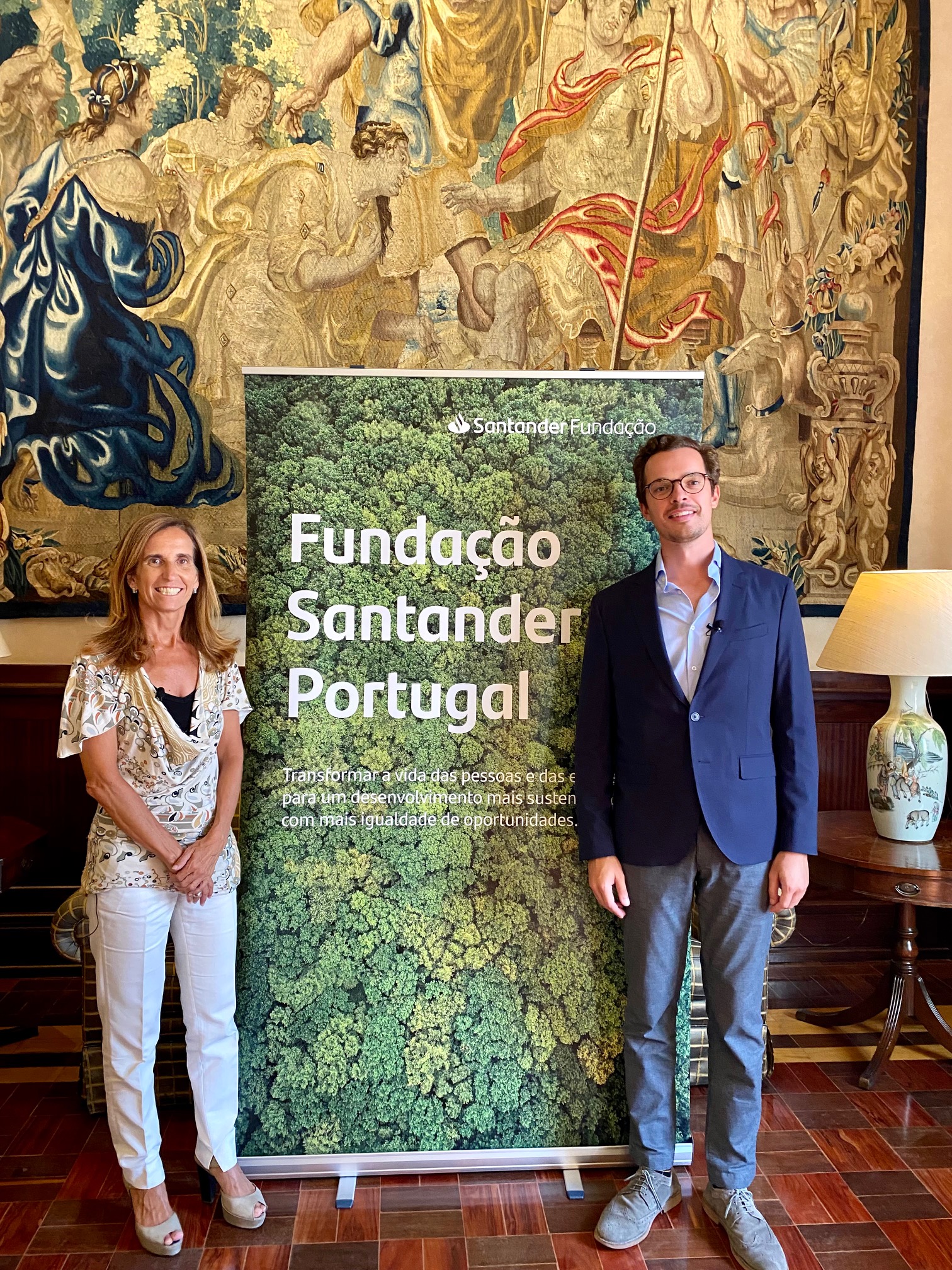 A presidente da Fundação Santander Portugal, Inês Oom de Sousa, assinou hoje um protocolo com o diretor-geral da Orquestra Sem Fronteiras (OSF), o maestro Martim Sousa Tavares, em que se comprometem a ser parceiros de referência.